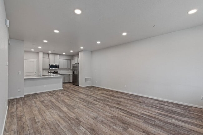 Building Photo - Students Welcome! Two Story 3 Bed 2.5 Bath Town Home North Fort Collins