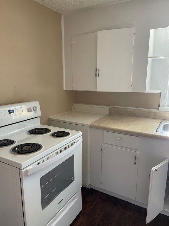 Building Photo - 401 Boss St