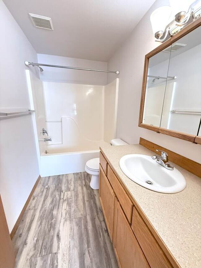 Building Photo - BONUS RENT SPECIAL! 3 Bed on Cul-de-sac with Great Backyard and Lawn Service!