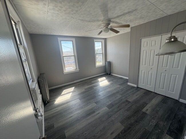 Building Photo - 3 bedroom 2 bathroom