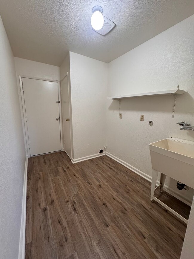 Building Photo - 913 Banyan Dr