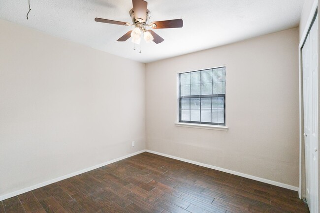 Building Photo - 9423 Aqua Dr