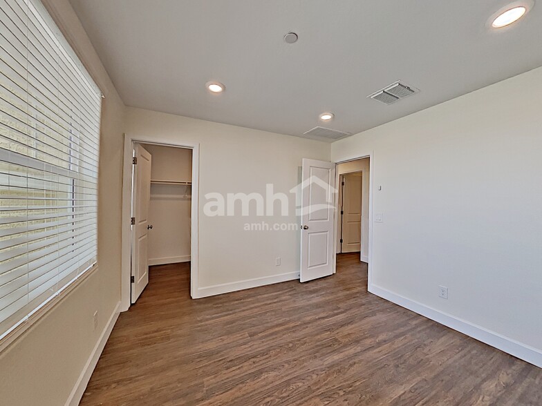 Building Photo - 5949 W Columbine Dr