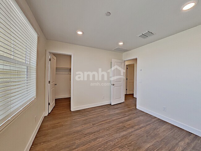 Building Photo - 5949 W Columbine Dr