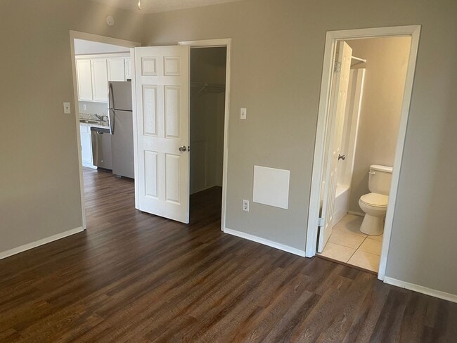 Building Photo - AUGUST 2026 PRE-LEASE  Spacious Updated 2 ...