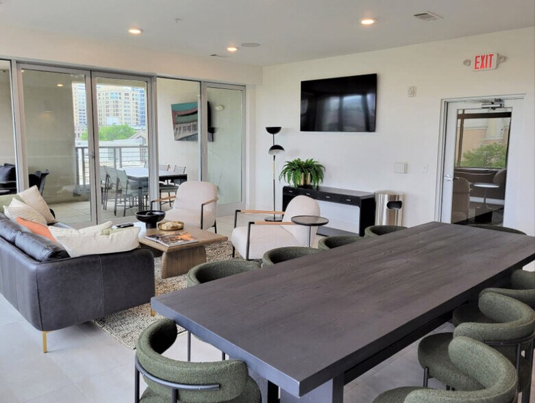 Building Photo - 539 W Trade St