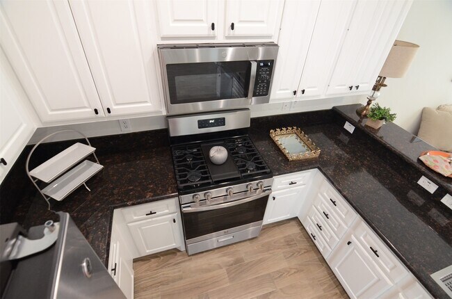 Building Photo - 2201 Naomi St