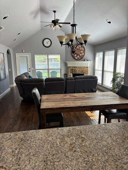 Building Photo - 4312 Poppy Dr