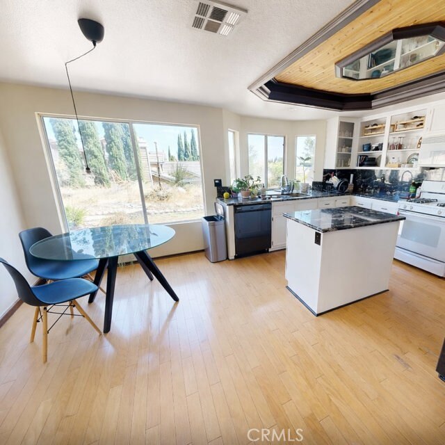 Building Photo - 5637 Redwood Ave