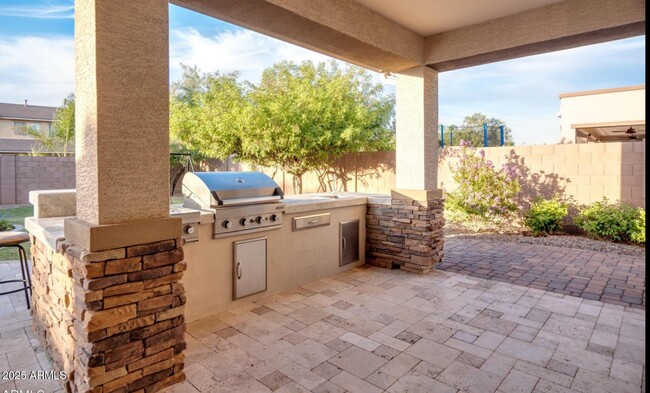 Building Photo - 702 W San Carlos Way
