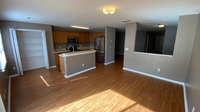 Building Photo - 3 Bedroom, 2.5 Bath Townhome with One Car Garage in Waterford Lakes Orlando!