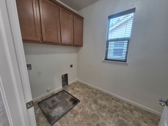 Building Photo - Spacious Four Bedroom, Three Bath Home in ...