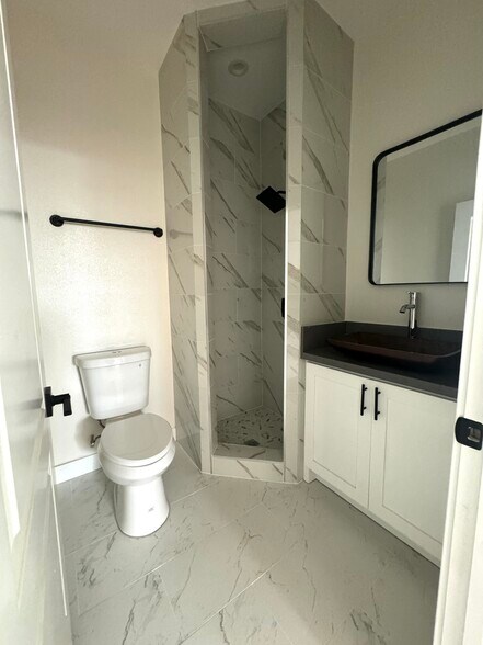 Building Photo - 5875 Towne Ave