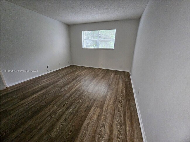 Building Photo - 7820 S Colony Cir