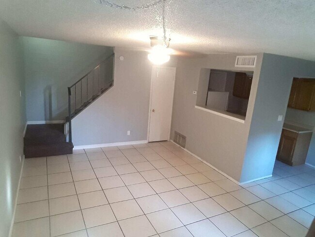 Building Photo - Fantastic 2 bedrooms and 1 bathroom Townhouse for Lease