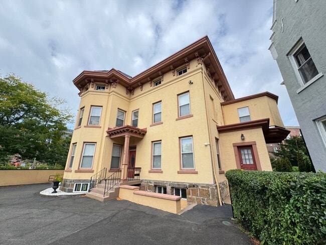 Building Photo - 169 Olive St