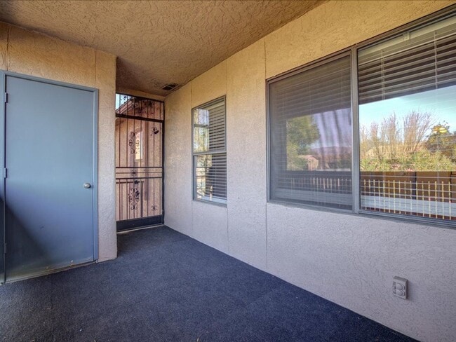 Building Photo - 2 Bedroom 2 Bathroom Retreat with Community Pool & Spa!