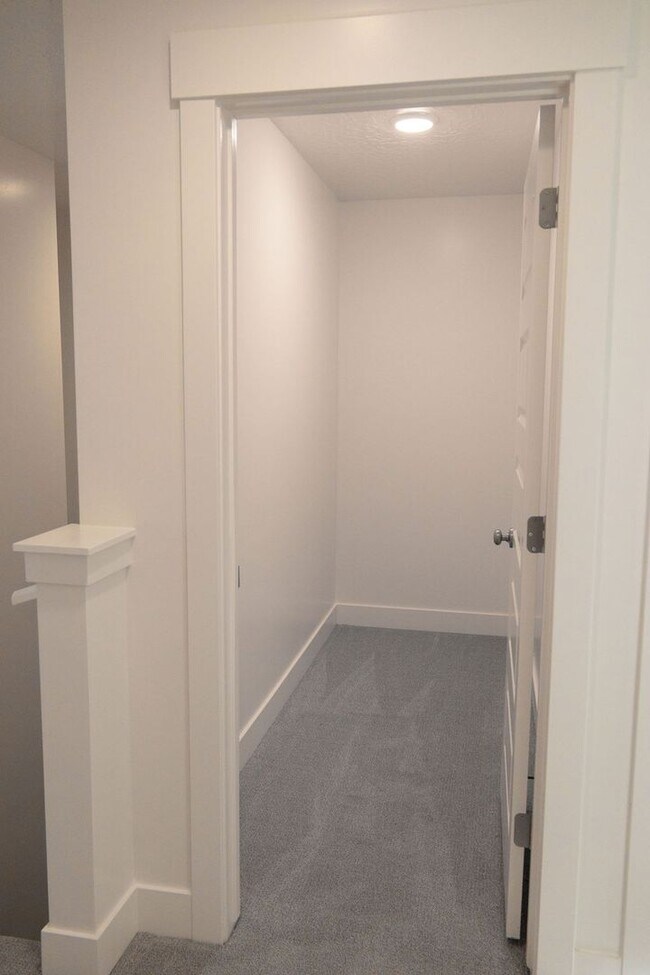 Building Photo - Spacious 4-Bed Home in Sage Canyon