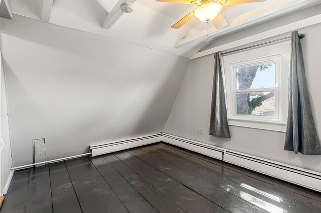 Building Photo - 8 Carlton St