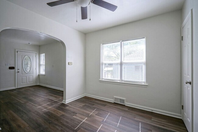 Building Photo - 5159 E 16th St