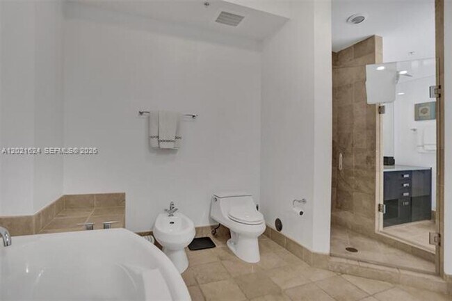 Building Photo - 20000 E Country Club Dr