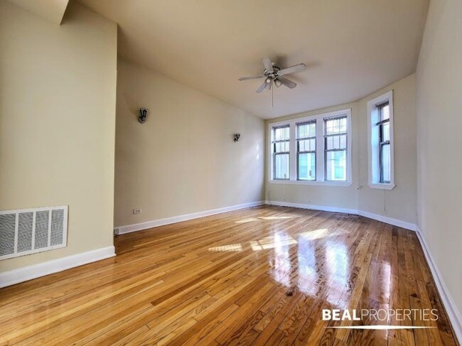 Building Photo - 2 bedroom in CHICAGO IL 60657