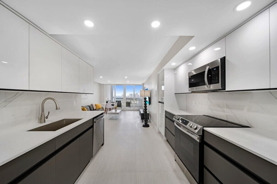 Building Photo - 1717 N Bayshore Dr