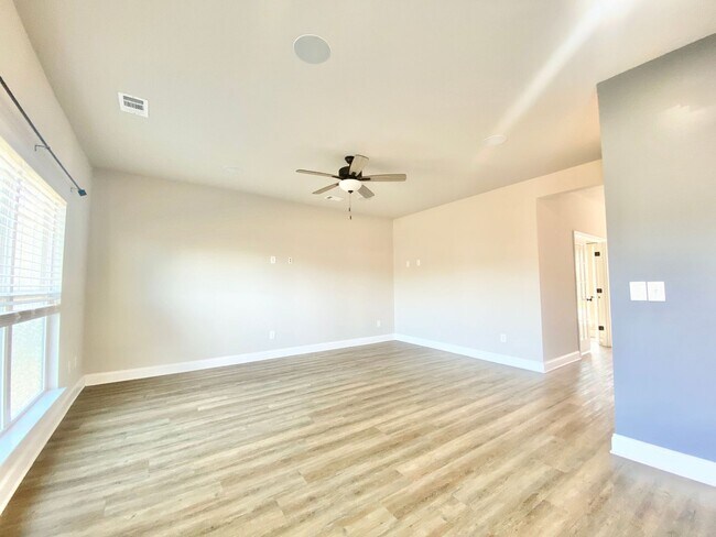 Building Photo - $1000 OFF 1st month rent!!!!Guyton Beauty!...