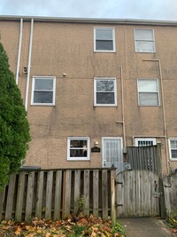 Building Photo - 4 BEDROOM TOWNHOME AVAILABLE ** VOUCHER HO...