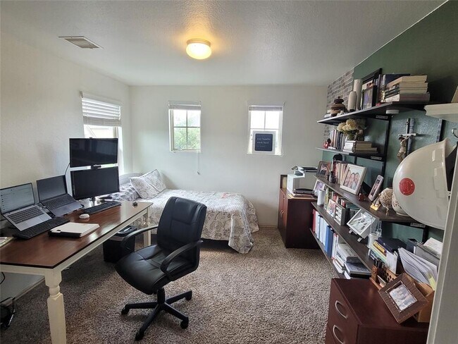 Building Photo - 10106 Tallcrest Ln