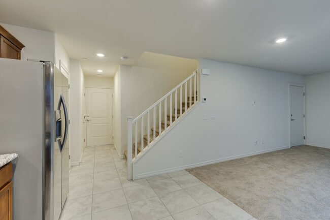 Building Photo - GORGEOUS TOWNHOME*UPGRADED*ALL APPLIANCES*...