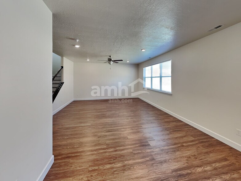 Building Photo - 2357 E Surry Way