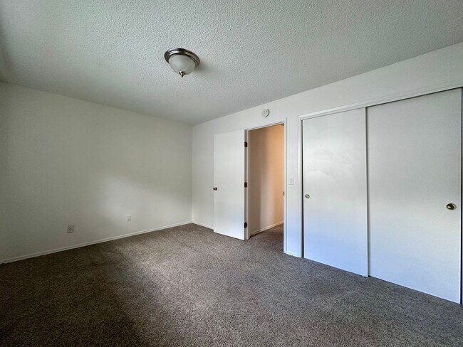 Building Photo - Charming 2-Bedroom Townhome in Sullivan's ...