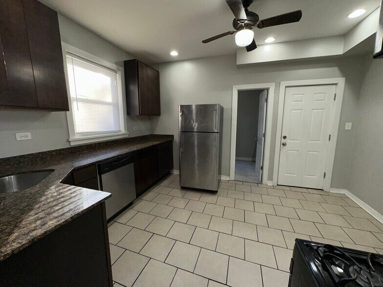 Building Photo - 2838 N Drake Ave