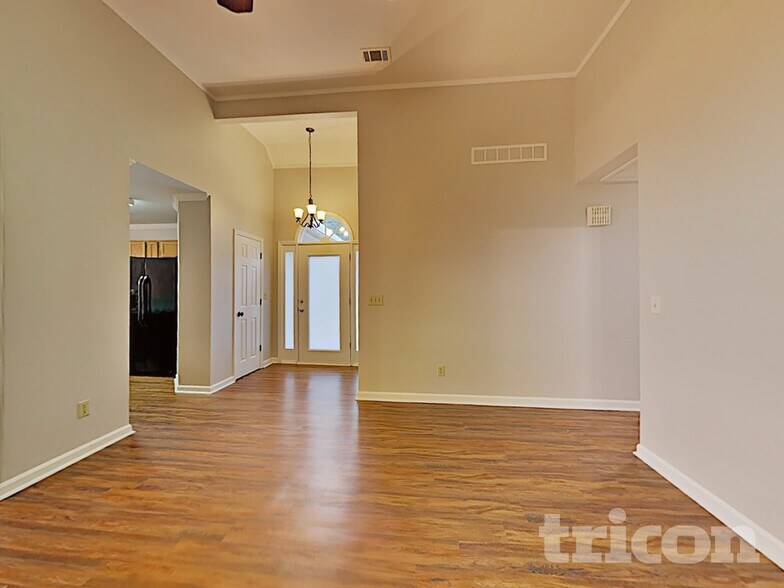 Building Photo - 555 Horseshoe Cir