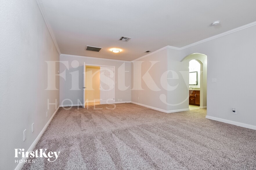 Building Photo - 321 Redstone St