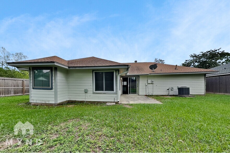 Building Photo - 10002 Green Valley Ln