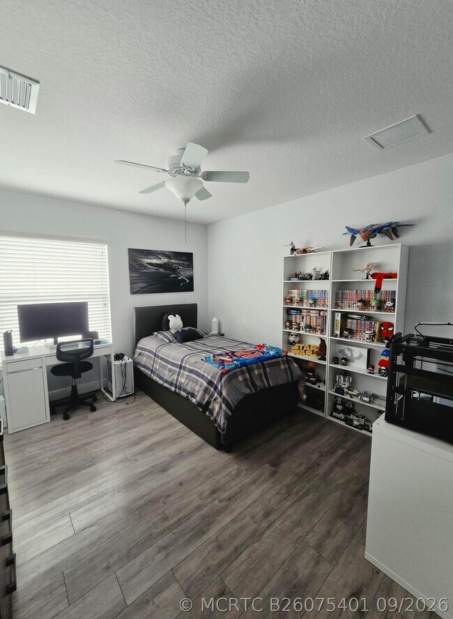 Building Photo - 4827 SW 183rd Ave
