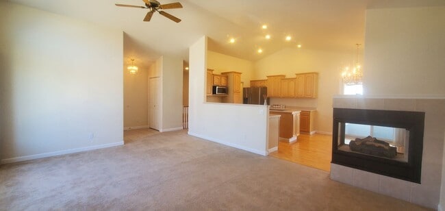 Building Photo - Large 5 bedroom 3 bathroom home!