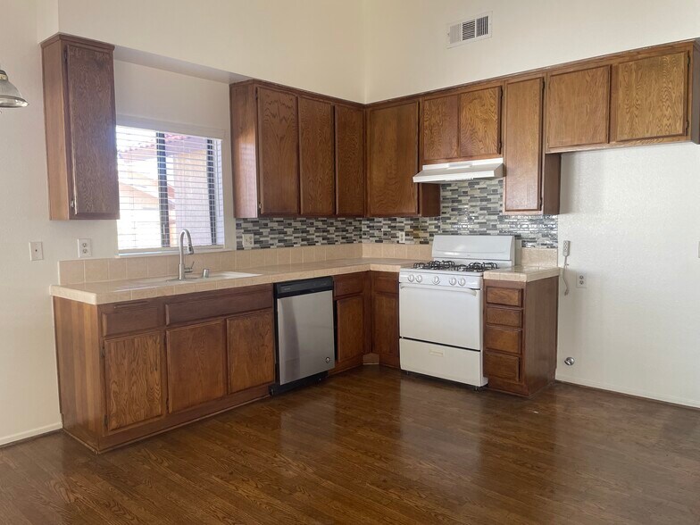 Building Photo - 37108 La Contempo Ave