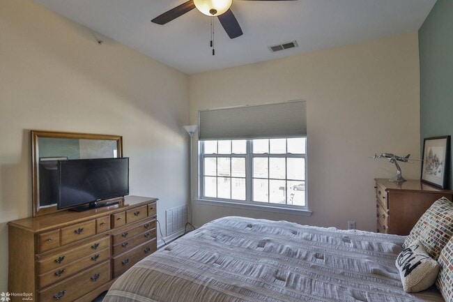 Building Photo - Bright, spacious 2-bedroom / 2-bath condo available now!