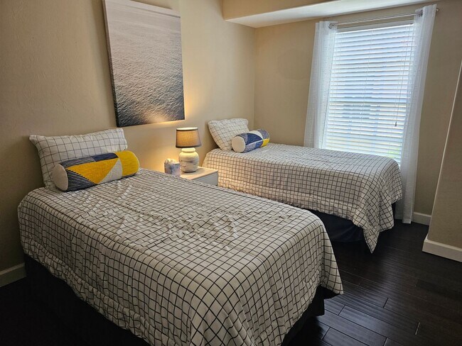 Building Photo - Available at a discounted rate - Furnished 3BR/2BA second floor condo in Worthington!