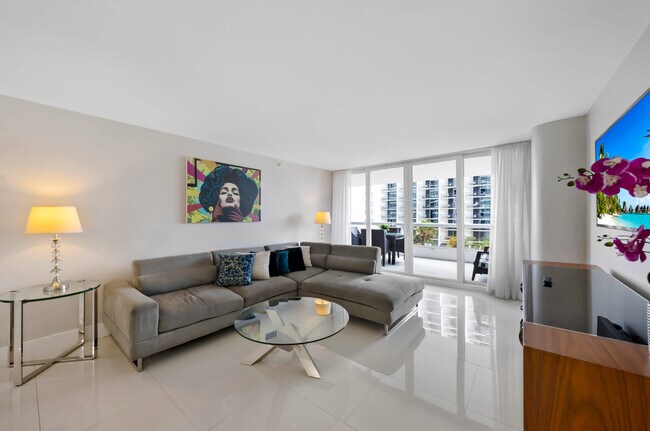 Primary Photo - 1717 N Bayshore Dr