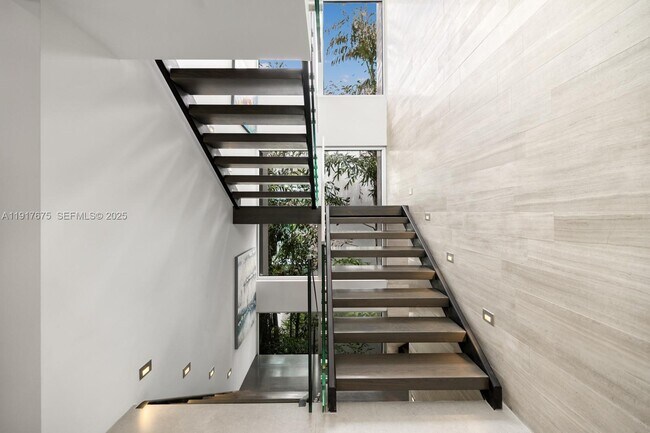 Building Photo - 1379 N Venetian Way