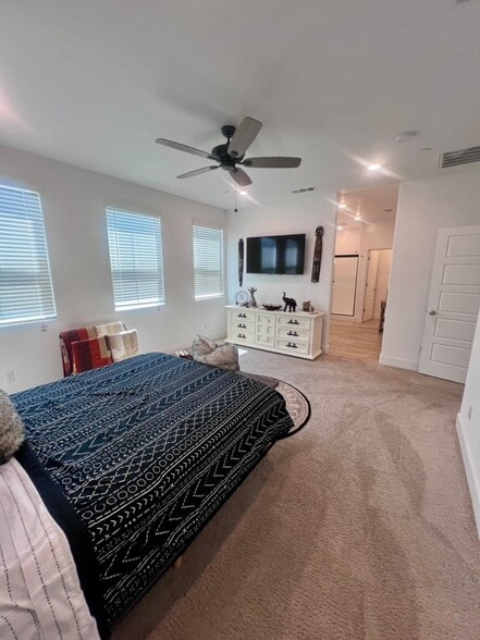 Building Photo - 2712 E Tamarind Dr