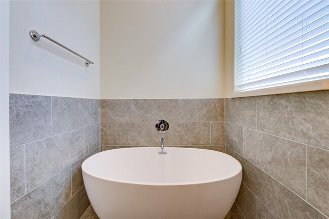Building Photo - 730 Carriage Knls Dr