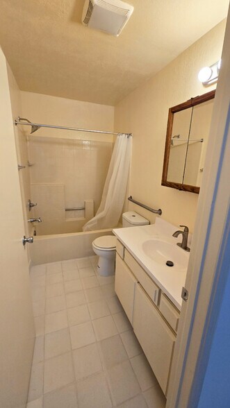 Master Barthoom with Brand New Shower Knobs - 12821 Caswell Ave