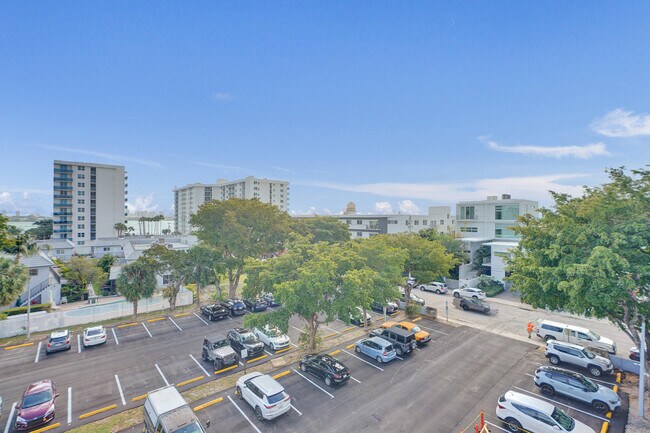 Building Photo - 1801 S Treasure Dr