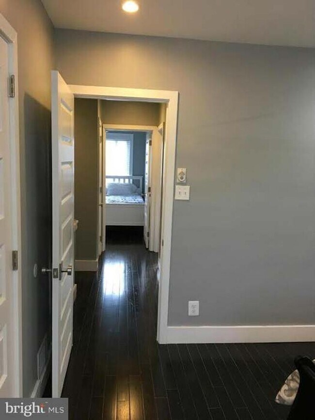 Building Photo - Spacious Townhome with Off Street Parking
