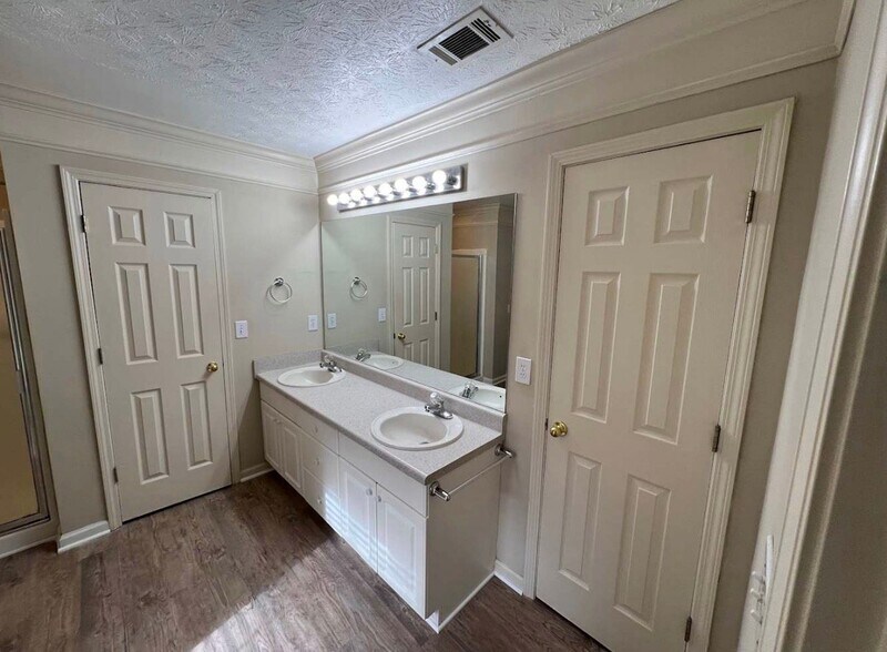 Building Photo - 3111 Scenic Brook Dr SW